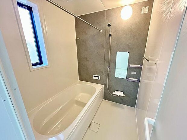 【浴室】雨の日はもちろん、帰宅が遅い日や花粉が気になる季節でも、浴室換気乾燥機があれば安心。付属のランドリーパイプに吊るしておくだけで、翌朝にはスッキリ乾いています。