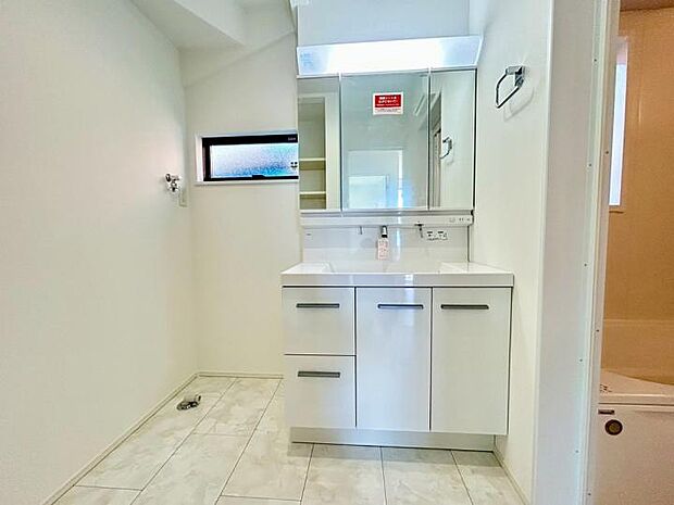 【洗面】散らかりがちな洗面小物も、鏡裏の大容量ミラーキャビネットにスッキリ集約。毎日使う場所だからこそ、お手入れのしやすさにもこだわりました。内部のトレーは取り外して丸洗いが可能です♪