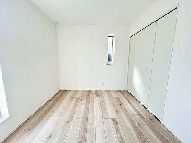 【洋室】白と茶が紡ぐ柔らかな空間。どんな家具やカーテンも美しく馴染む、コーディネート自在な一室です。自分色の暮らしを、ここから。