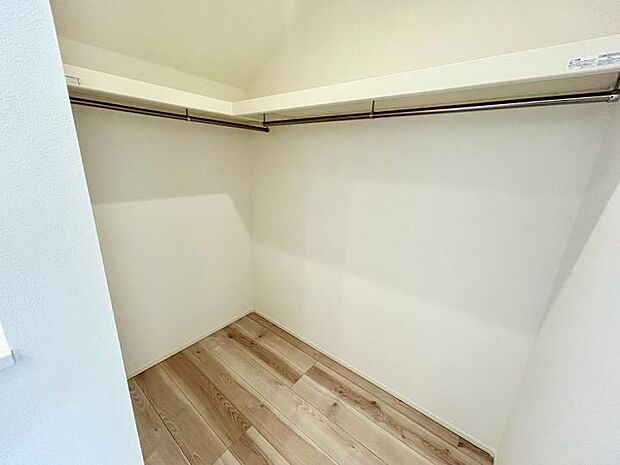 【収納】廊下に家族全員の荷物を集約できるファミリークロークを配置。各個室へ行く動線上でスムーズに片付けや着替えができるため、リビングが散らかりにくく、家事効率もアップする賢い収納設計です。