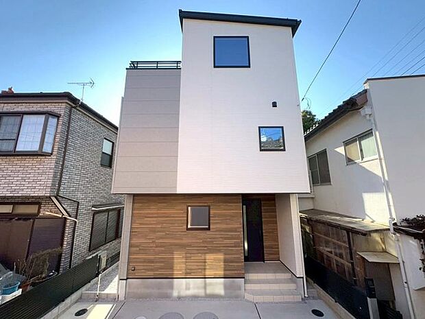 【【現地外観写真】】閑静な住宅街に佇む、洗練された外観デザインの住まい。新築4LDKのマイホームで、家族それぞれの個室を持てるゆとりの間取りです。