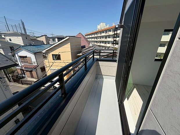 【【バルコニー】】たっぷり注ぐ太陽の恵みを独り占めできる南向き。厚手の洗濯物や布団も短時間でカラッと乾き、忙しい毎日の家事をサポートします。溢れる光がお部屋の奥まで届き、住まい全体を明るく健やかに包み込みます。