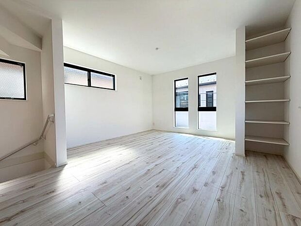 【◆リビング◆】リビングイン階段が、毎日の暮らしに自然な会話と安心感をもたらします。自分好みにアレンジできる便利な可動棚を完備。家族の絆も、暮らしやすさも叶える理想の空間です。