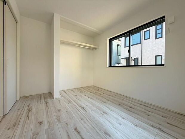 【◆1階6帖洋室◆】家事の負担を軽減するワックス不要の床を採用。傷や汚れに強く、小さなお子様がいるご家庭でも気兼ねなく過ごせます。木目の温もりを感じながら、快適な毎日をサポートします。