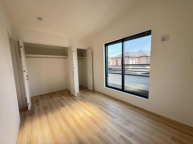 【2F洋室6帖】】勾配天井はお部屋のアクセントになり広く見せます