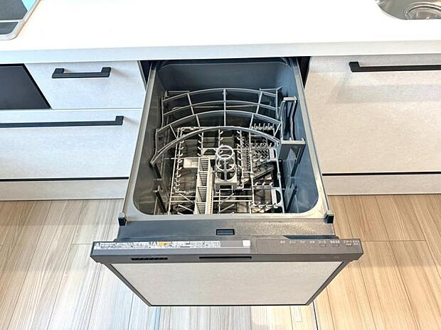 【【キッチン】】ビルトイン食洗機搭載!スペースを有効活用し、洗練されたキッチンを維持できます。家事の時短で、豊かなひと時を。