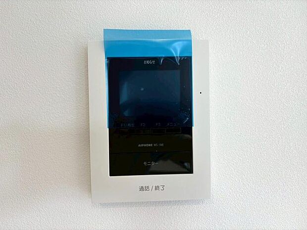 【【インターホン】】防犯設備として人気の録画機能付きカラーモニターインターホンを採用。誰が来たか一目で分かり、不審者の接近抑制にも繋がります。家族の「安全・安心」を技術でサポートし、日々の暮らしに安らぎを与えます。 