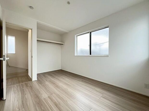 【洋室】傷やへこみに強い高耐久床材を採用!優れた耐摩耗性で、家族が長く過ごす空間の美しさを保ちます。