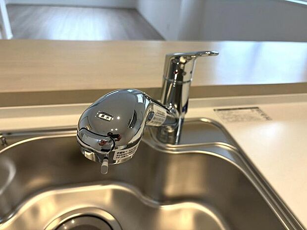 【【キッチン】】(1号棟)美しいシンクに映える浄水器内蔵シャワー水栓。場所を取らずすっきりとした見た目で、毎日の調理や洗い物を快適にします。