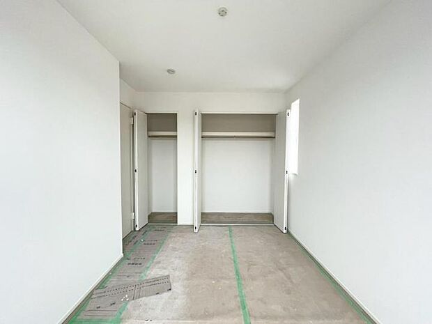 【室内】◆各居室収納スペース装備!お洋服や荷物を整理しやすく室内スペースを有効活用出来ます!ワンピースやスーツ等もハンガーにかけて保管出来るのでシワを防げます!