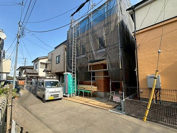 【【現地外観写真】】前面道路は通り抜けできない私道のため、静かでプライバシーも守られます。小さなお子様のいるご家庭も、車の通行を気にせず過ごせる安心の住環境。（2026年5月撮影）