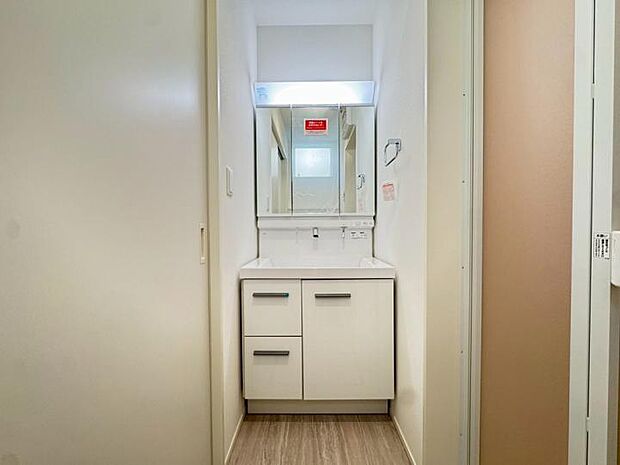 【【洗面室】】身だしなみチェックに便利な三面鏡タイプの洗面台。下部には引き出し収納も備わり、限られた空間をすっきりと有効活用できます。