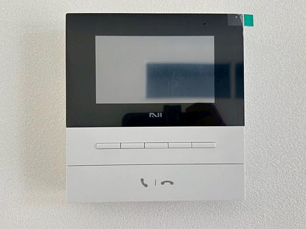 【【インターホン】】スマホと連動するナスタのインターホン。外出先や家じゅうどこにいても来客応対が可能で、スマートな大画面が安心を守ります。