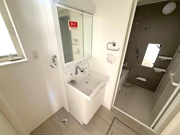 【【洗面室】】シンプルでコンパクトにまとまった、使い勝手の良い洗面室。機能的な洗面化粧台で、毎日の身支度も快適に行えます。
