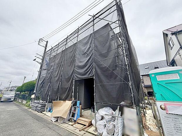 【現地】朝の慌ただしい時間も、都内へダイレクトに繋がるアクセスが心に余裕を。広々としたLDKは、自然と家族が集まり、会話が弾む開放的なデザインに仕上げました。
