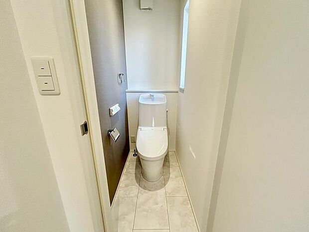 【2号棟：トイレ】お掃除ラクラクなフチレス形状。汚れが溜まりにくく、サッとひと拭きで清潔さを保てるトイレです。