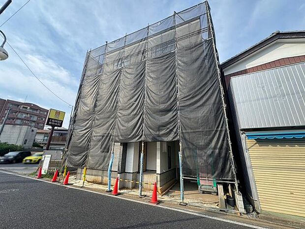 【【現地写真】】駅徒歩3分の利便を享受しつつ、前面道路は南西側5.9mの公道で、陽当りと開放感をしっかり享受。駅チカの快適さと、開放的な住環境を両立した贅沢な立地です。(2026年8月撮影)