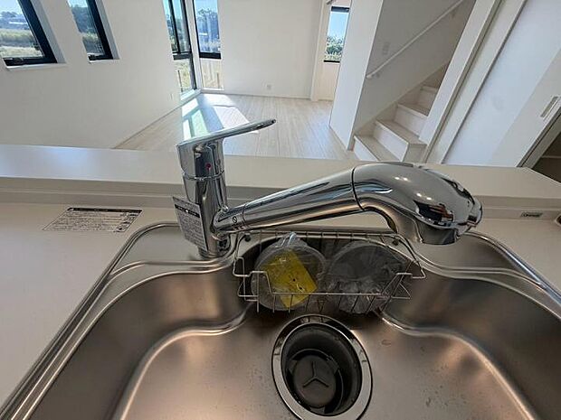 【キッチン】シンク周りをスッキリ保てる浄水器一体型水栓を採用しました。引き出し可能なシャワーヘッドは、大きな鍋を洗う際やシンクの隅々まで流すのに大変便利。