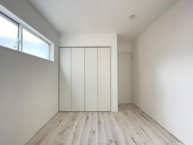 【室内】■各室収納スペース装備!お洋服や荷物を整理しやすく室内スペースを有効活用出来ます!ワンピースやスーツ等もハンガーにかけて保管出来るのでシワを防げます!