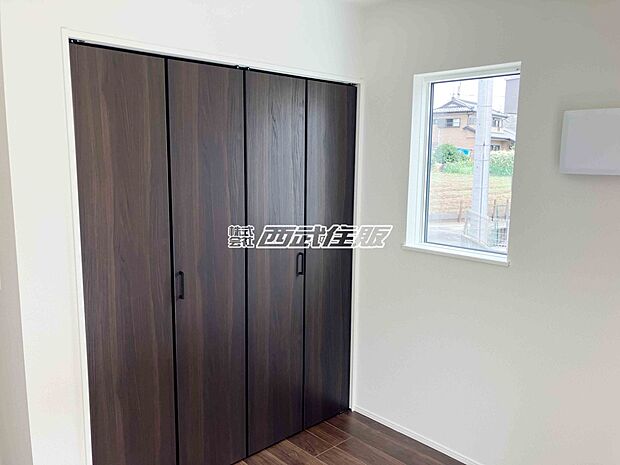 【1階・洋室】大きなクローゼットがあります。