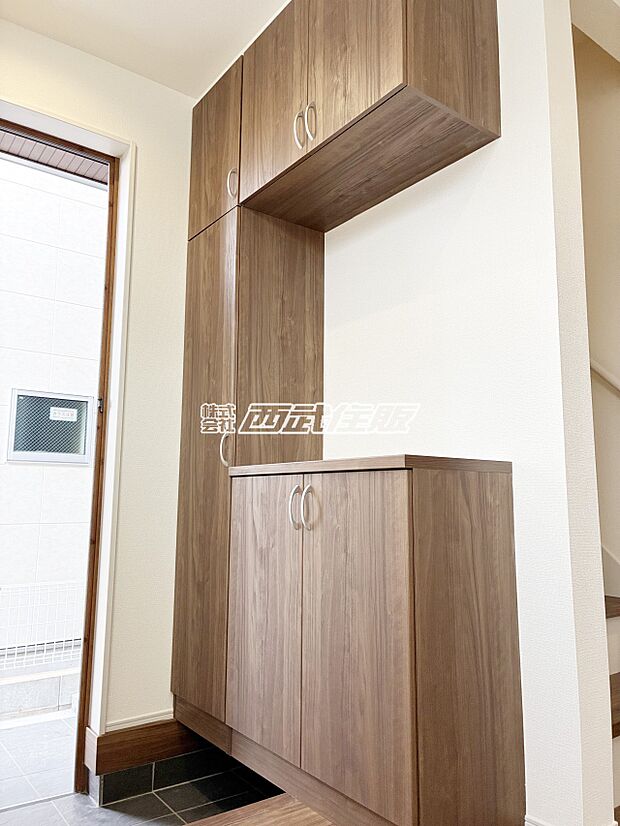 【玄関】シューズボックス付きなので玄関まわりがスッキリします。