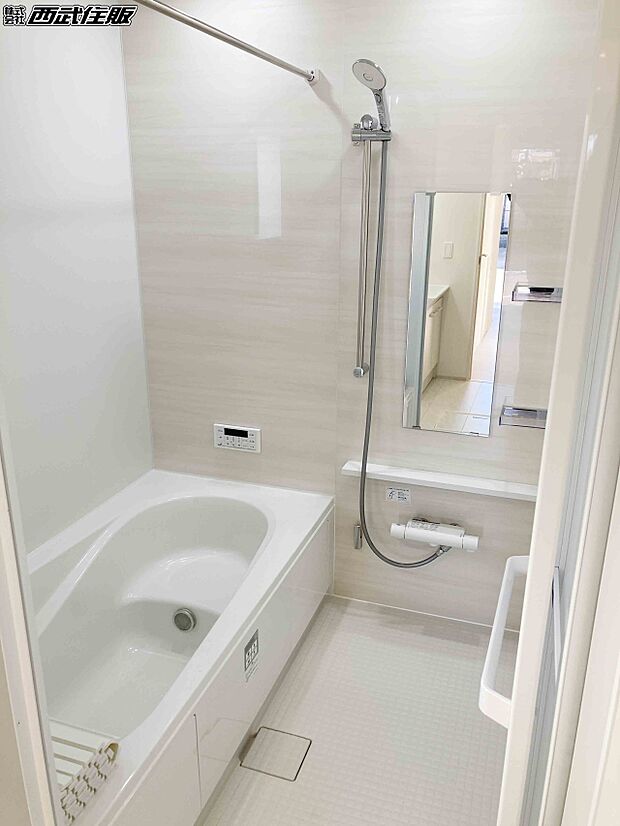 【バスルーム】家事で疲れたママもゆったりと足を伸ばせる広さです。同仕様写真