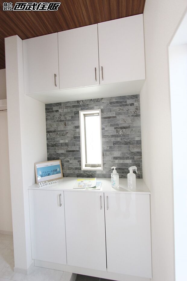 【シューズボックス】ちょっとした物が置けるスペースがあるので好みの雑貨を飾ってみたり鍵置き場として使用することができますね。同仕様写真