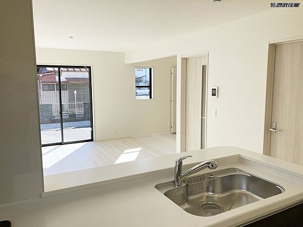 【対面キッチン】お料理をしながら家族と会話が楽しめるのは嬉しい！同仕様写真