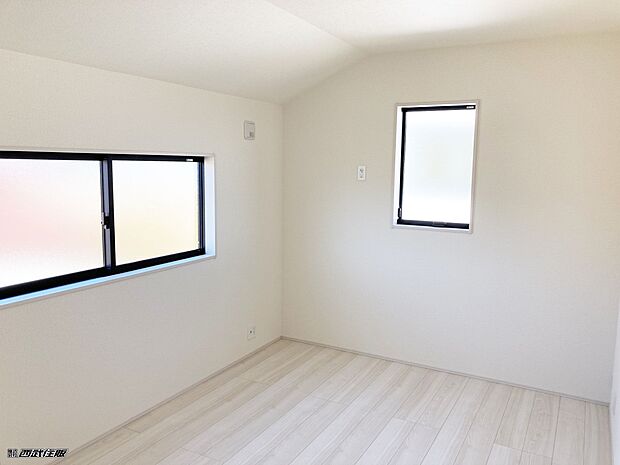 【2階・洋室】2面採光で明るく、家具のレイアウトもしやすそうですね!同仕様写真