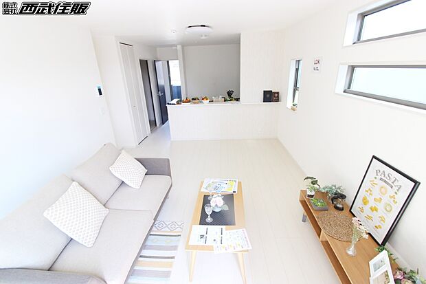 【リビング】インテリアの映える広々としたリビング。室内明るく、ゆったり快適に過ごせます。同仕様写真