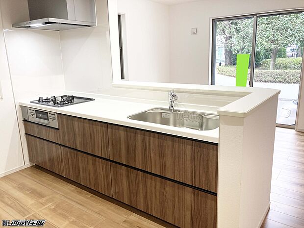 【対面システムキッチン】高級感のある木目が素敵なキッチンです。同仕様写真