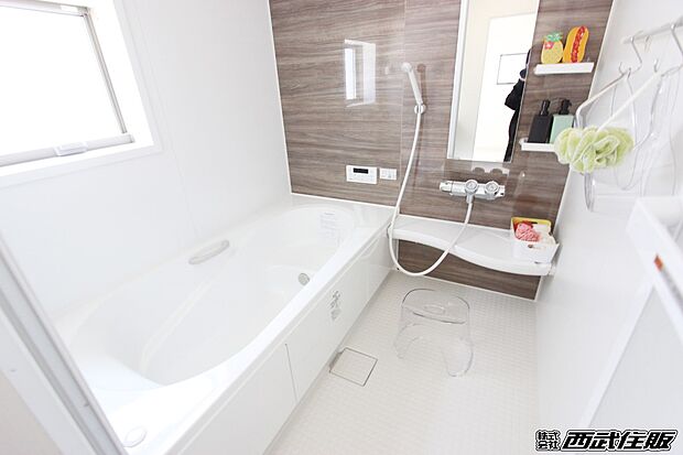 【バスルーム】家事で疲れたママもゆったりと足を伸ばせる広さです。同仕様写真