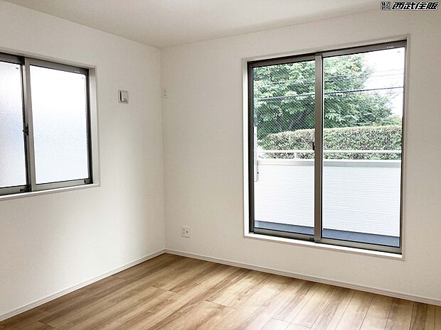 【2階・洋室】2面採光でバルコニーにも面した明るいお部屋です。同仕様写真