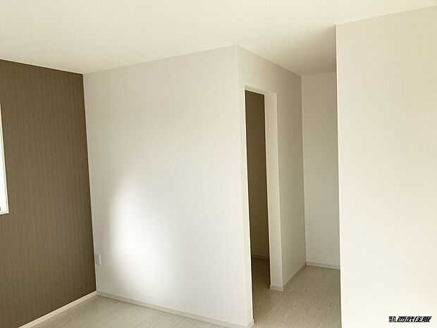 【洋室】【2階・洋室】とても大きなWICがありバルコニーに面して明るいお部屋です。