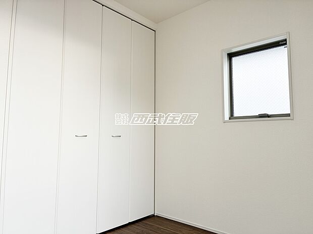【洋室】【2階・洋室】大きなクローゼットがある明るいお部屋です。