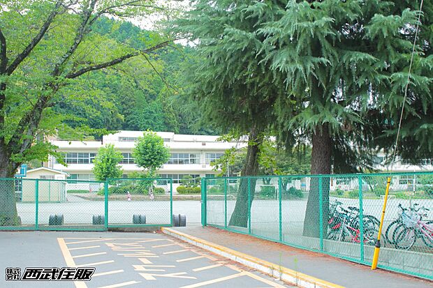 あきる野市立五日市小学校(約332m・徒歩5分)