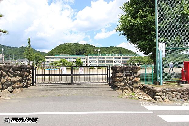 あきる野市立五日市中学校(約244m・徒歩4分)