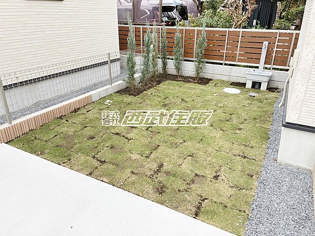 【庭】【お庭】芝が敷かれ植樹がされていて素敵なお庭です。
