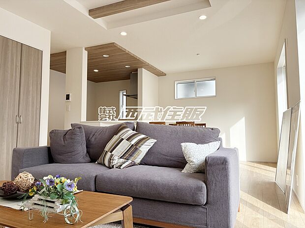 【リビング】【リビング】お洒落な折上げ天井がリビングを広く感じさせます!