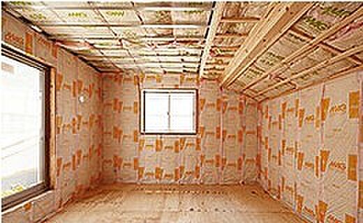 【グラスウール断熱材】壁用断熱材は主にグラスウール断熱材を採用しています。 また、全棟において検査スタッフによる確認検査を実施しています。