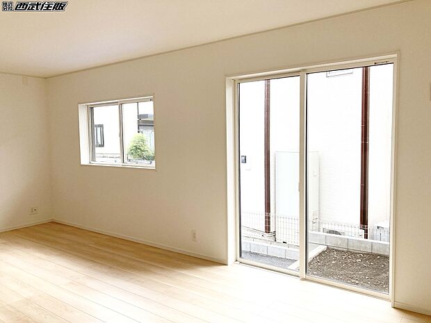 【リビング】【リビング】窓から陽射しが注ぎ込む明るいリビングは居心地が良さそう！同仕様写真