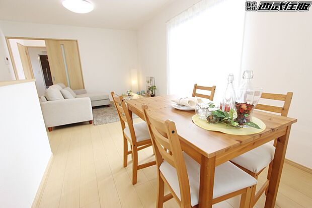 【リビング】【リビング】ダイニングスペースから見るリビングは広くて使い勝手良さそう！同仕様写真