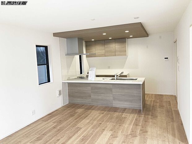 【リビングダイニング】【ダイニング】お洒落なペニンシュラキッチンと折下天井が素敵なアクセント！同仕様写真