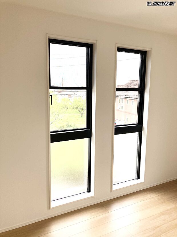 【洋室】【2階・洋室】とてもお洒落な窓から沢山光が入って来てとても明るいお部屋です。同仕様写真