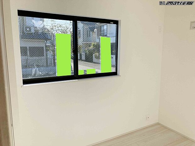 【洋室】【1階・洋室】2面採光のお部屋は陽射しがたっぷり入るので気持ちがいいですよ。同仕様写真