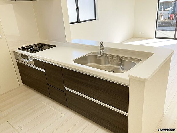 【キッチン】【対面システムキッチン】落着いた木目が素敵なキッチンです！同仕様写真