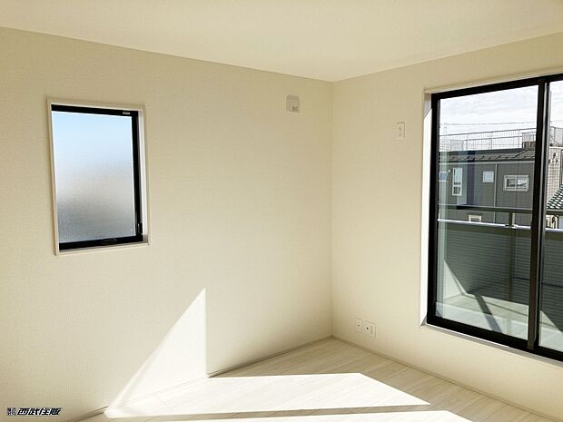 【洋室】【2階・洋室】大きなクローゼットがある明るいお部屋です。同仕様写真