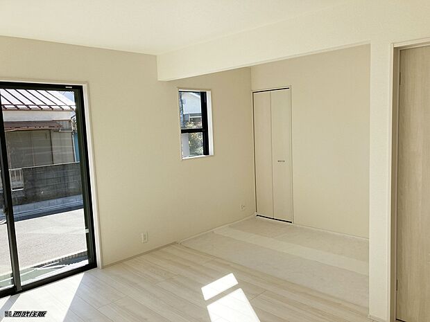 【リビング】【リビング】大きな窓から陽射しが注ぎ込む明るいリビングは居心地が良さそう!同仕様写真