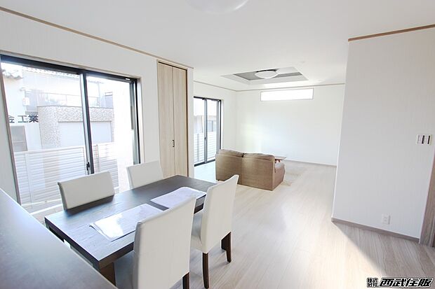 【リビング】【リビング】窓が多く明るく開放的なリビングです。同仕様写真