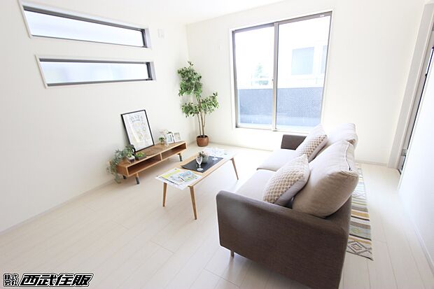【リビング】【リビング】やさしい陽の光を上手に取り込んで明るく、家族の憩いの場！同仕様写真